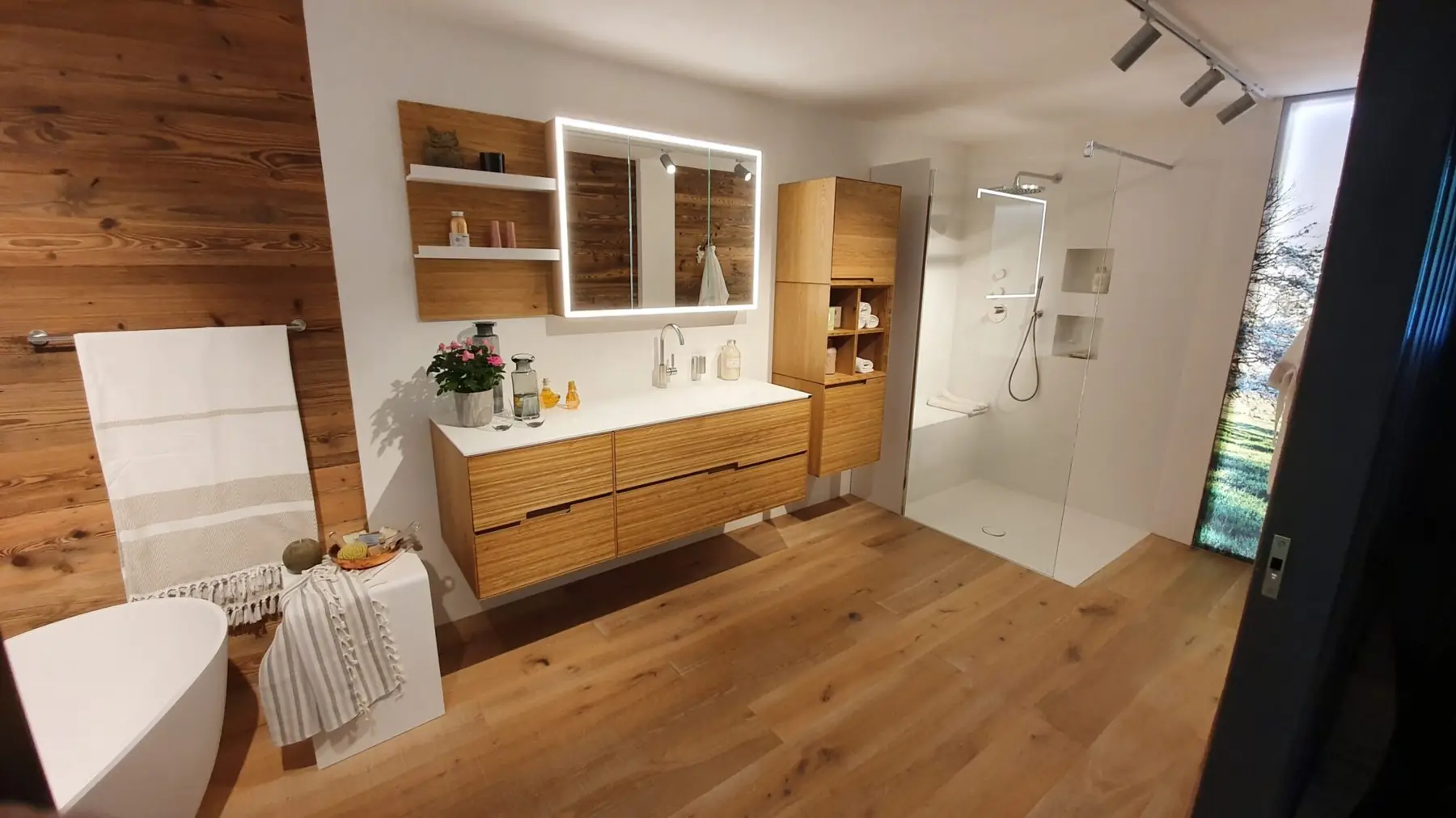 Badezimmer mit Doppelwaschtisch aus Eiche, Spiegelschrank und bodengleicher Dusche