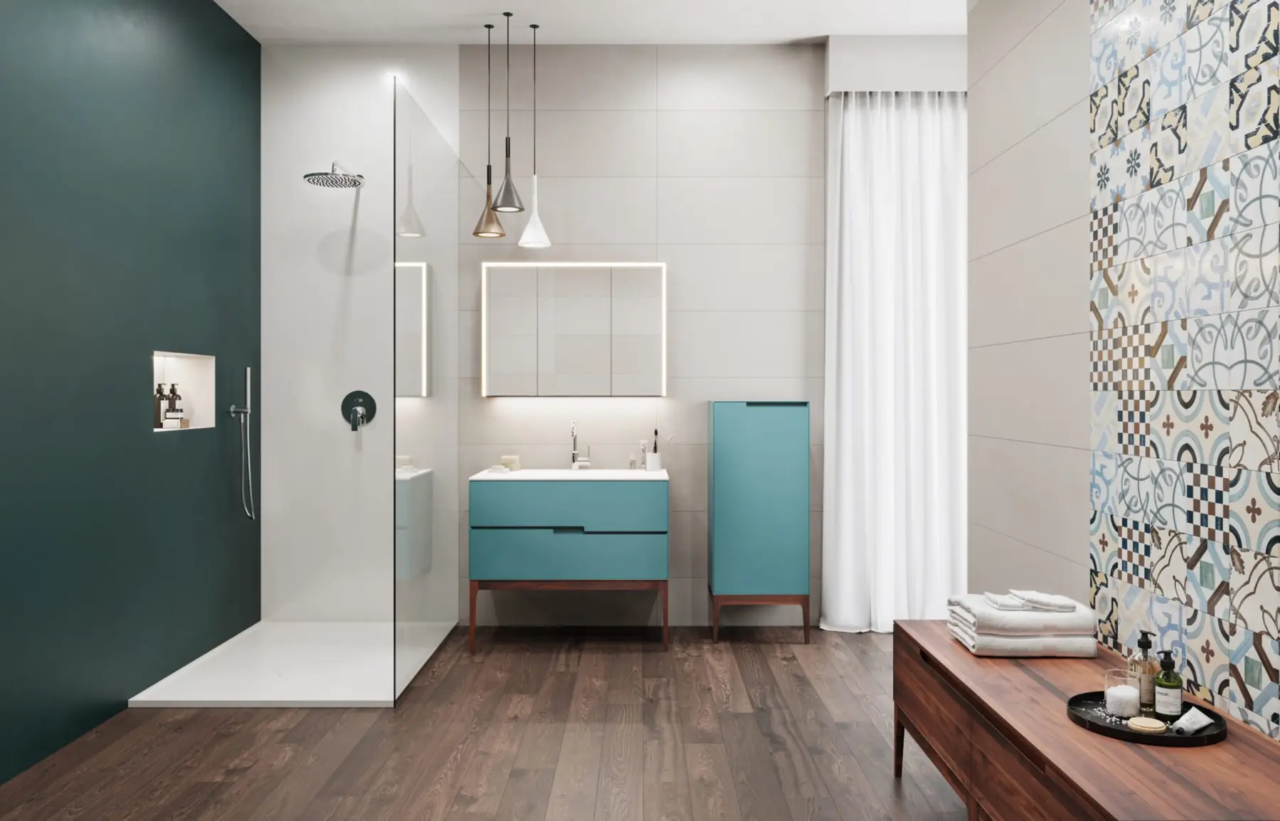 Bad mit petrolfarbenem Waschtisch, Walk-in-Dusche und gemusterter Mosaikwand