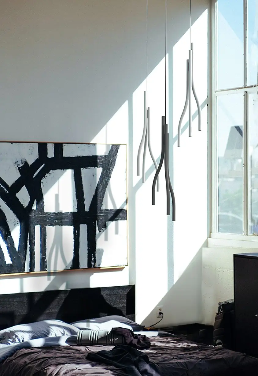 Verzweigte Pendelleuchte Algae von Molto Luce vor einer Fensterfront