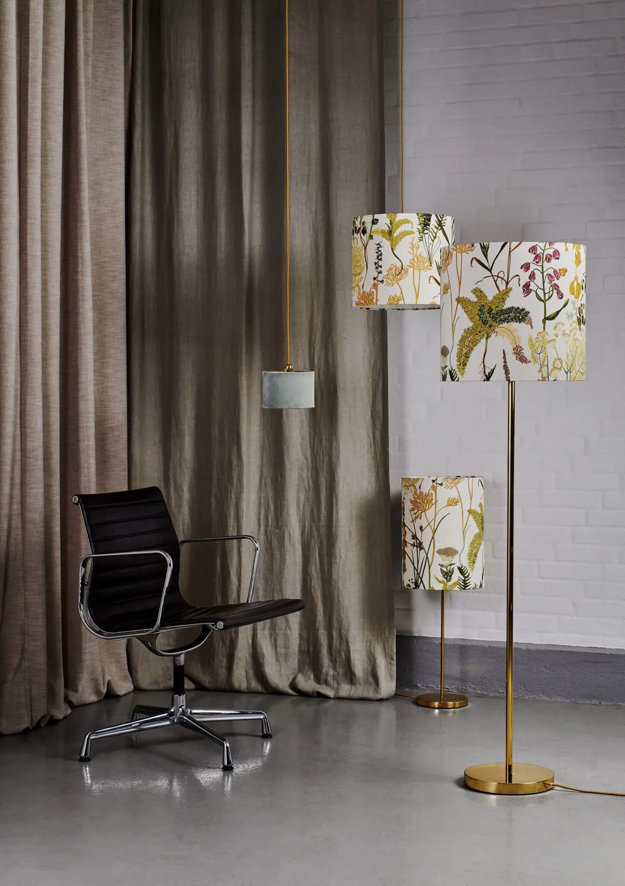 Stehleuchten mit floral gemusterten Schirmen an einem Arbeitsplatz