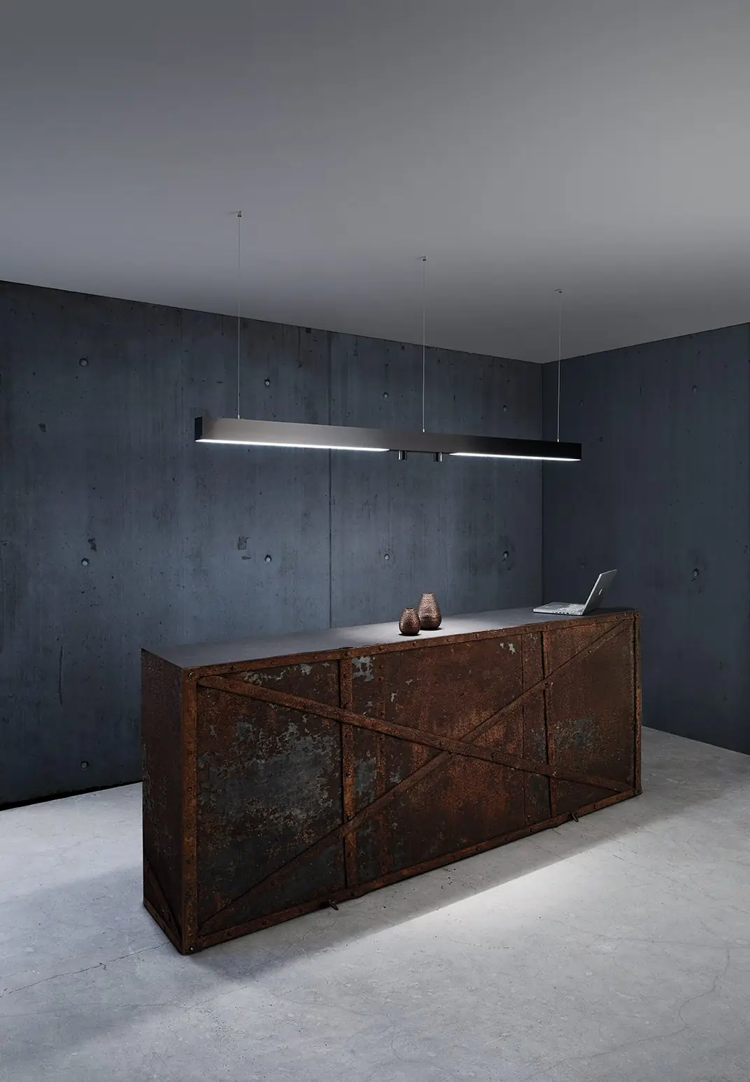 Lichtschienensystem Trigga mit linearen Leuchten über einem Sideboard