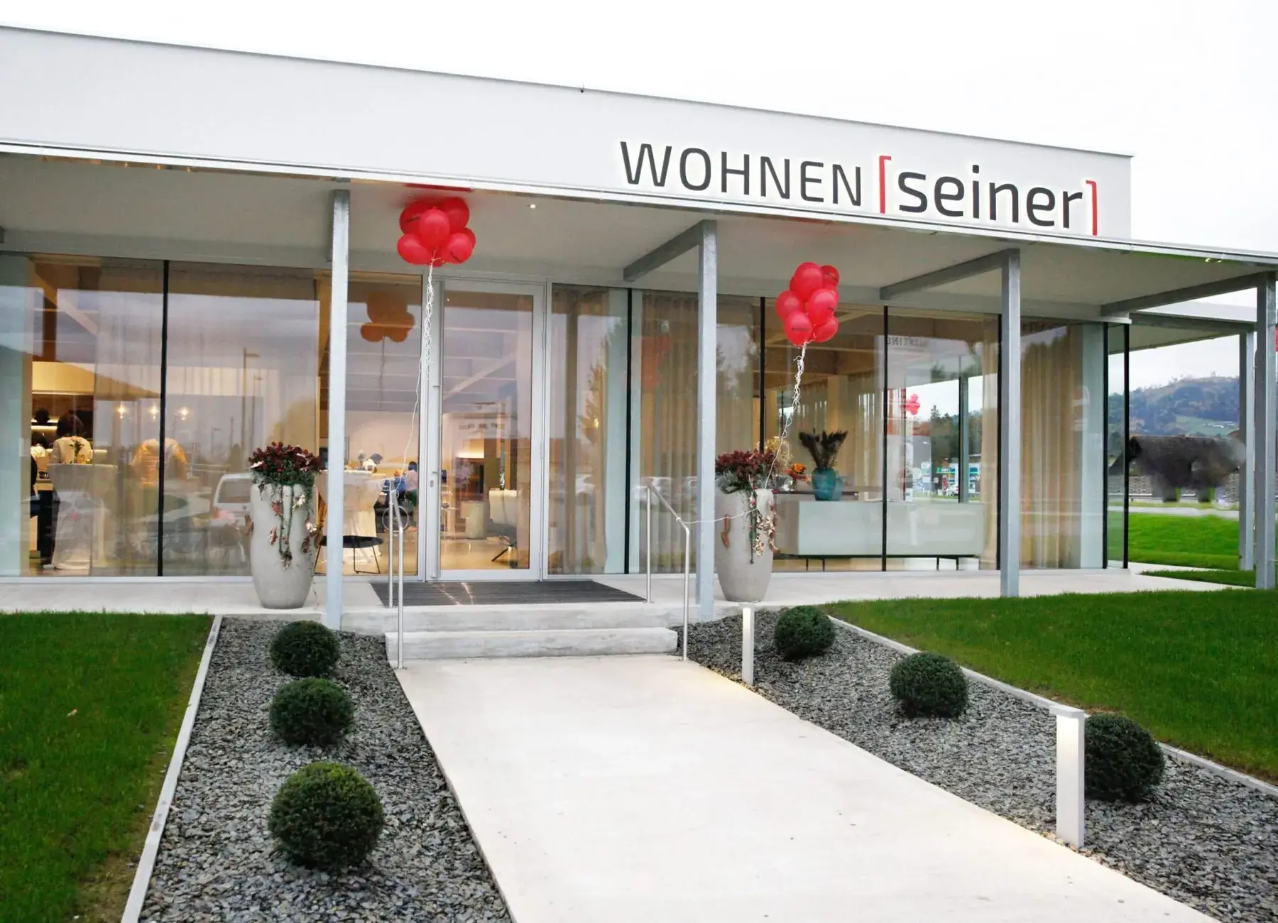 Der Eingang des neuen Einrichtungshauses, mit roten Luftballons geschmückt