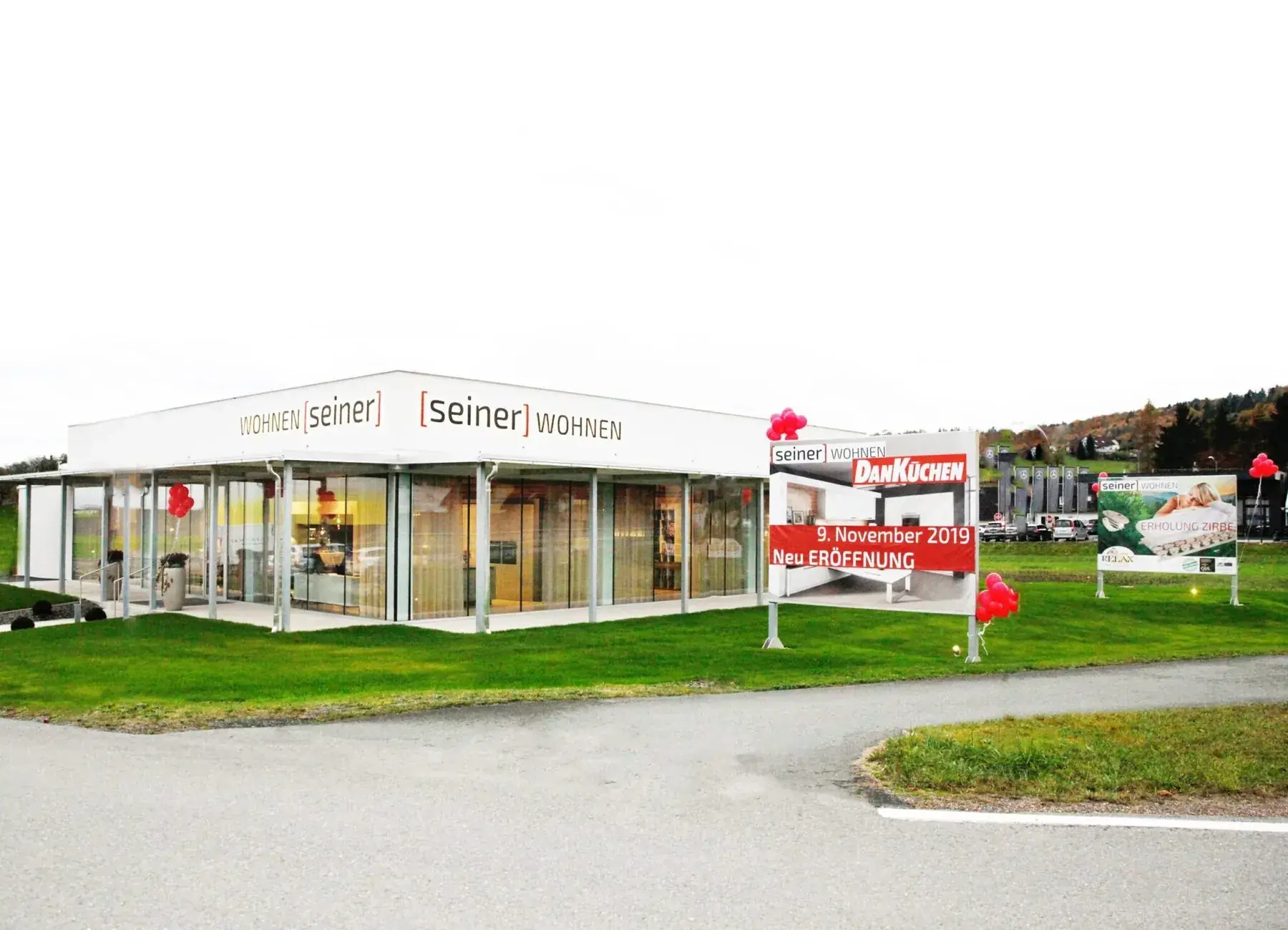 Das Einrichtungshaus von außen, davor ein Festzelt zur Eröffnung