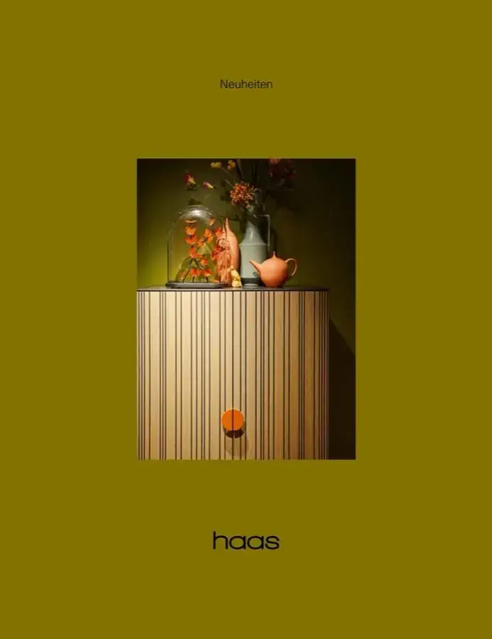 Titelbild des Haas-Neuheitenkatalogs 2023 mit einem Sideboard aus Massivholz