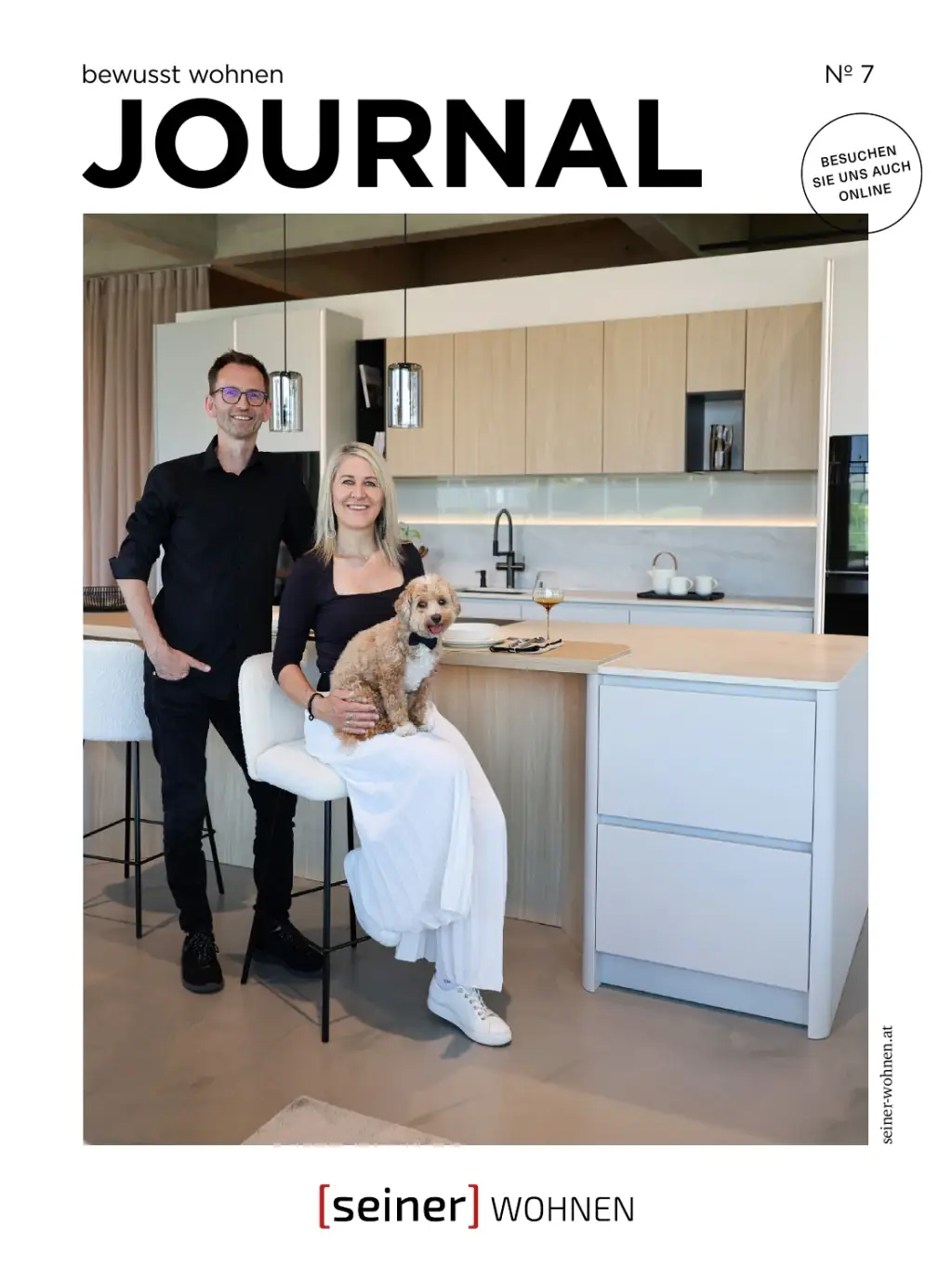 Titelseite des bewusst wohnen Journals Nº 7 mit einem Paar und Hund in einer hellen Küche