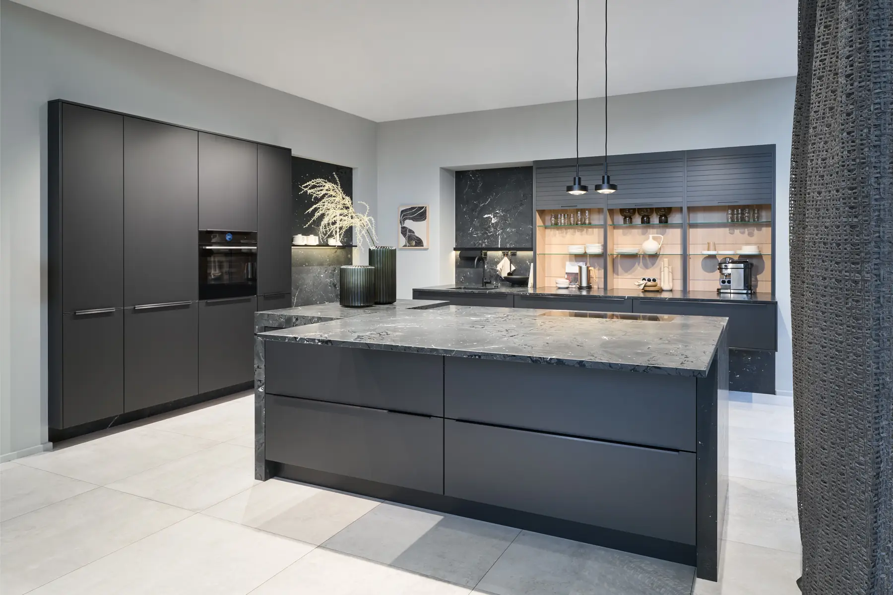 Küche in Carbon metallic mit dunkler Kochinsel vor einer Holzwand
