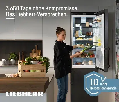 Liebherr-Anzeige „3.650 Tage ohne Kompromisse. Das Liebherr-Versprechen." mit einer Frau vor einem geöffneten Kühlgerät und dem Siegel „10 Jahre Herstellergarantie".