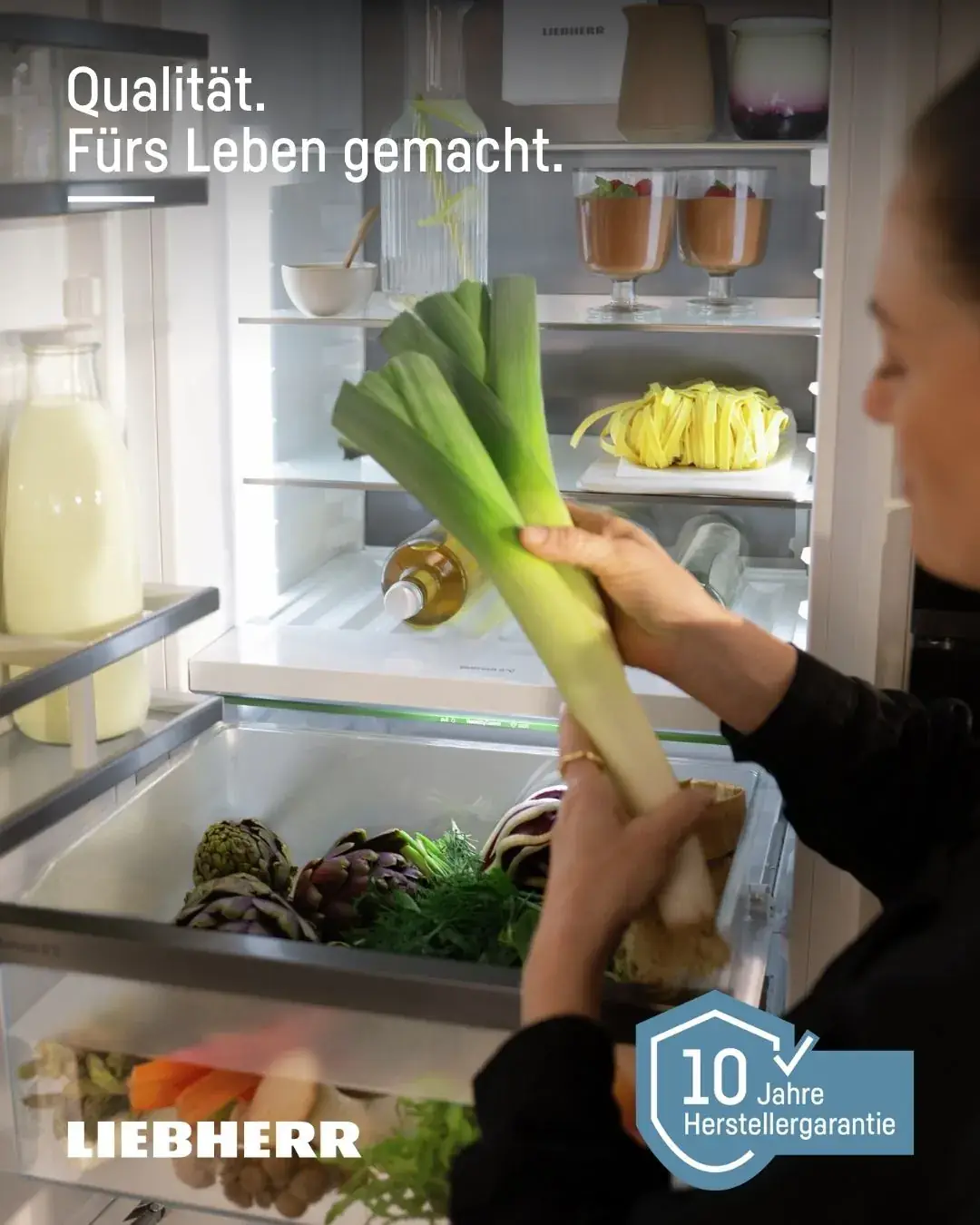 Geöffneter Liebherr-Kühlschrank mit frischem Gemüse in den Frischefächern, dazu der Bildtext „Qualität. Fürs Leben gemacht." und das Siegel „10 Jahre Herstellergarantie".