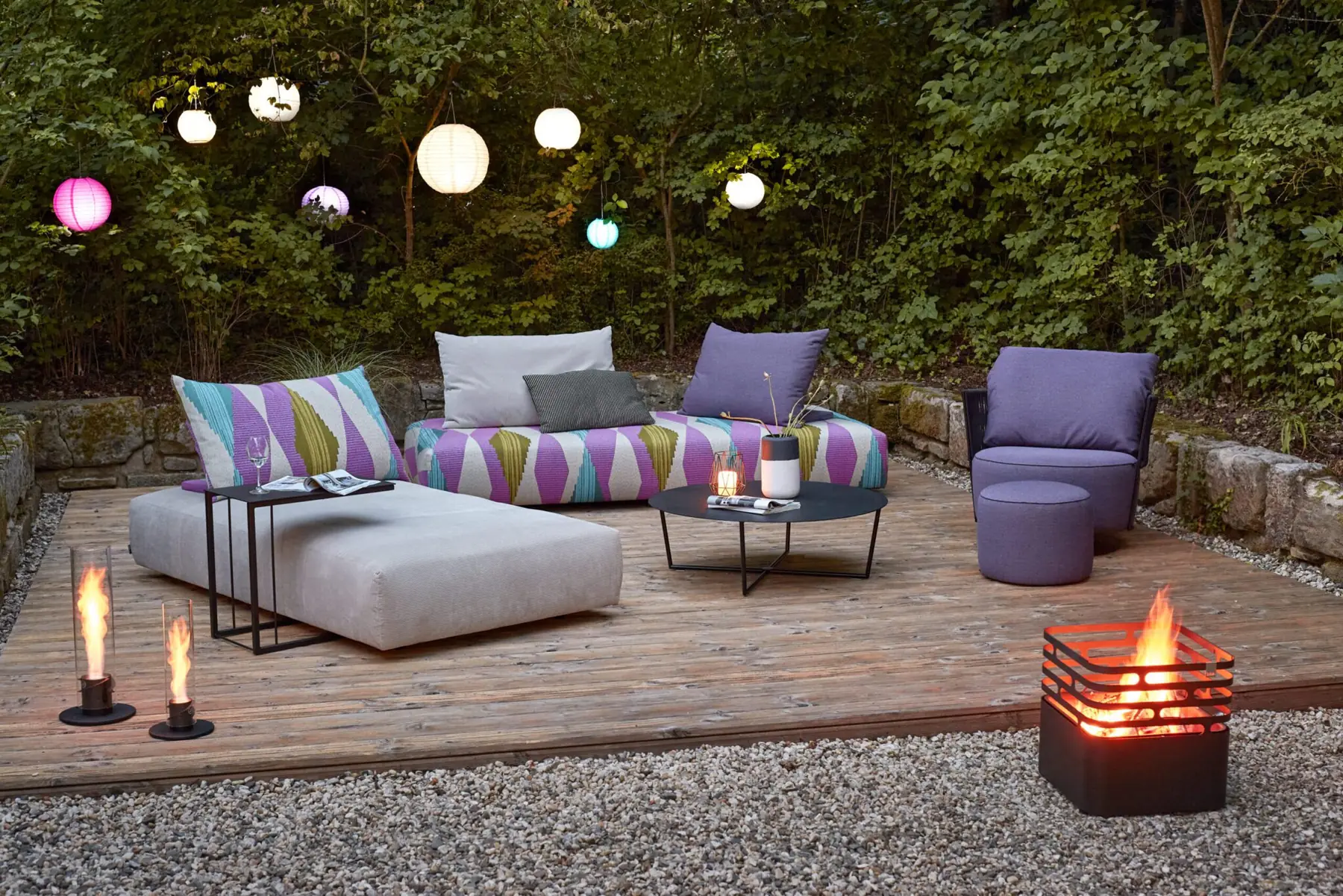 Outdoor-Sitzlandschaft Iwan mit Feuerschale und Windlichtern
