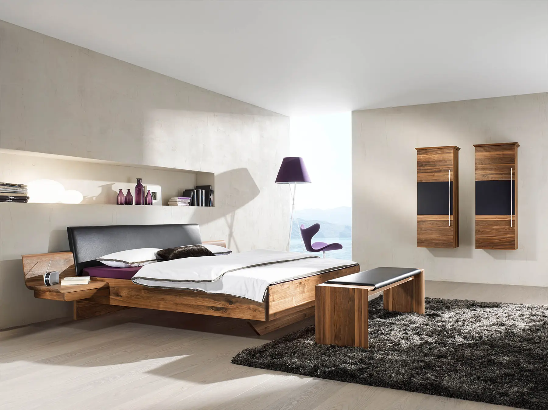 Schlafzimmer Tesso mit schwebendem Bett und Nachtkonsolen