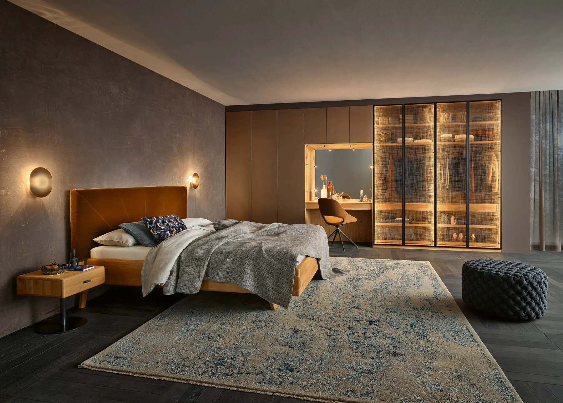 Schlafzimmer mit Samtbett, Schrankwand aus Rattangeflecht und geflochtenem Hocker