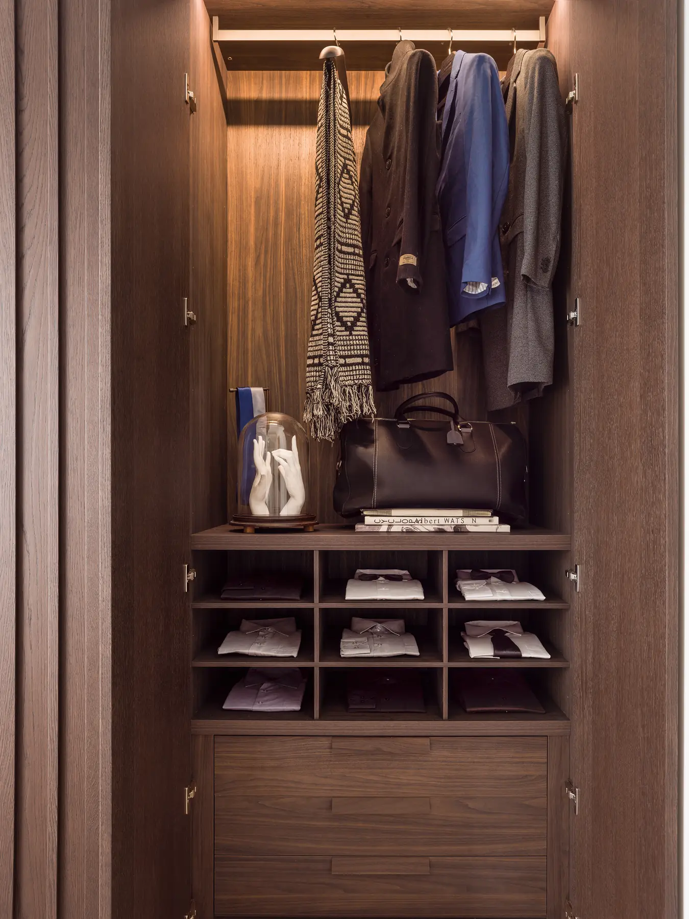 Kleiderschrank in Nussbaum mit Hemden, Sakkos und Schuhfächern
