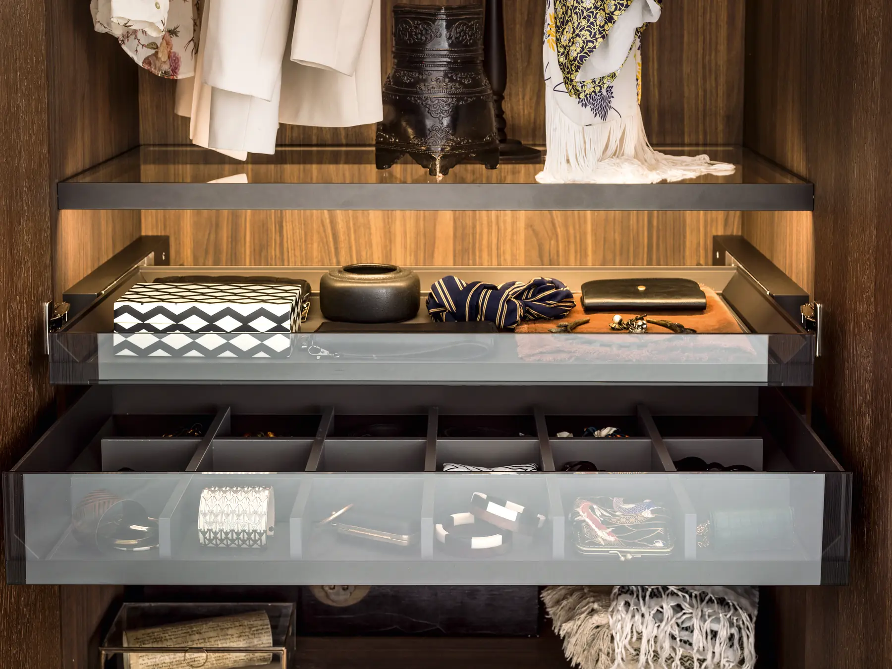 Schrankauszug mit Glaseinsätzen für Uhren und Accessoires