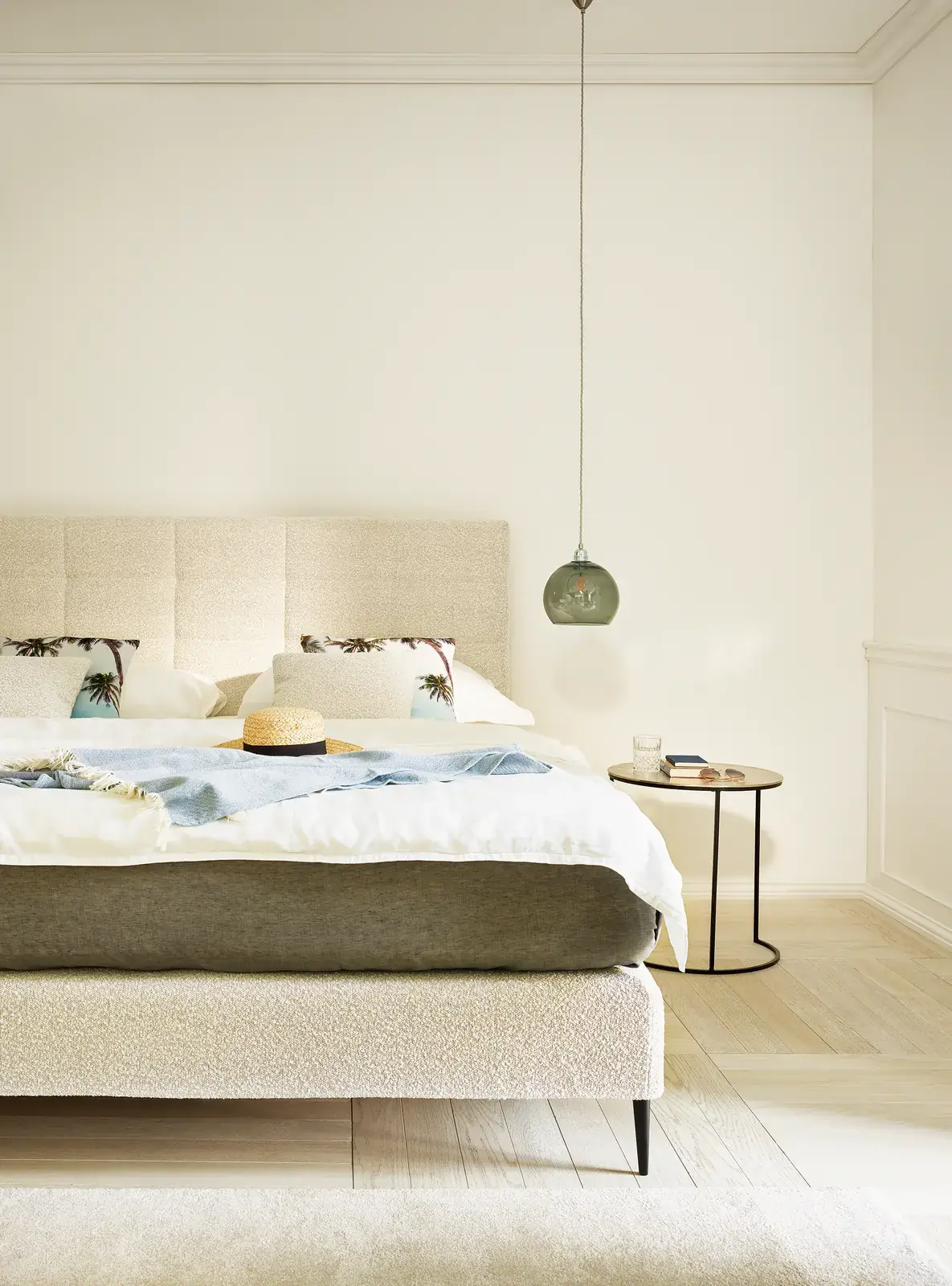 Hochformatansicht des Boxspringbettes Mattina mit Holzrahmen und weißem Bettzeug