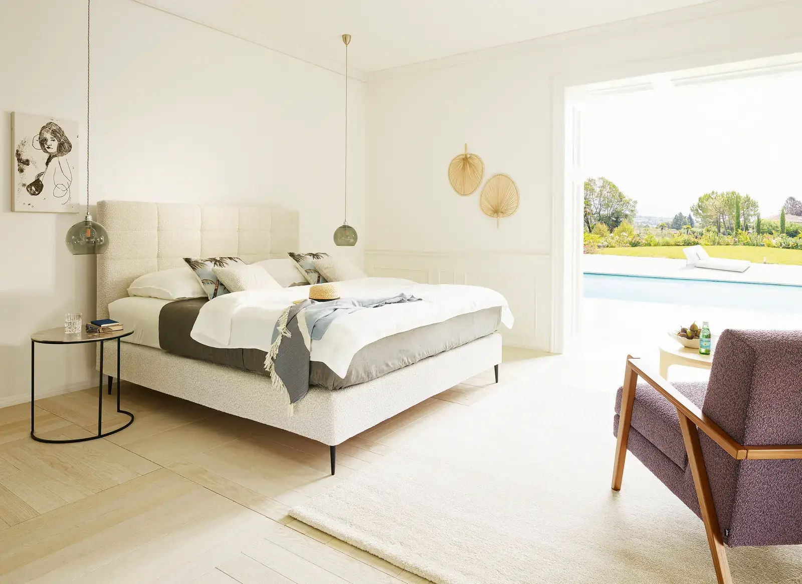 Boxspringbett Mattina mit Holzrahmen, weißem Bettzeug und Blick zum Garten