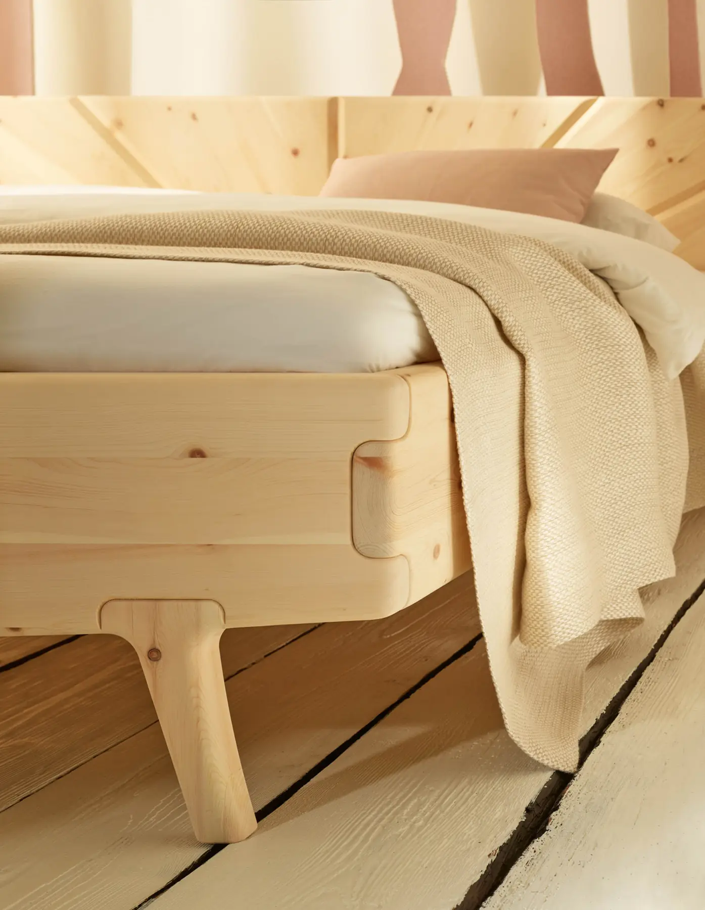 Detail des Bettfußes eines Zirbenbetts in weiß geöltem Holz
