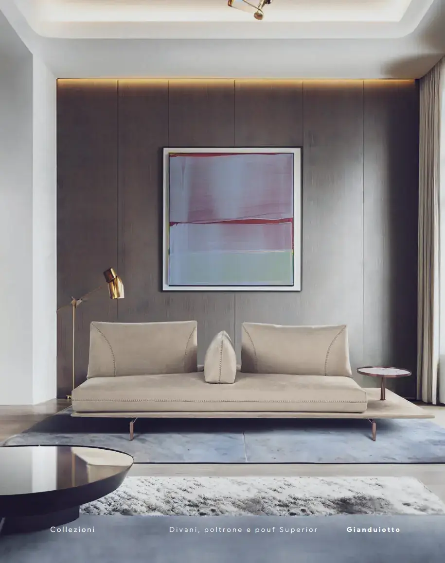 Helles Sofa unter einem gerahmten Bild in einem Wohnraum mit Couchtisch