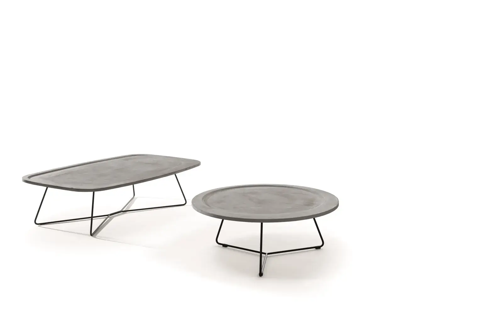 Zwei flache ovale Couchtische mit filigranen Metallgestellen