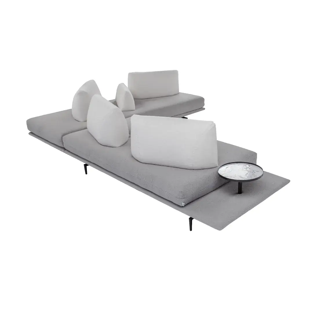 Helles Sofa Gianduiotto mit verschiebbaren Rückenlehnen und Beistelltisch