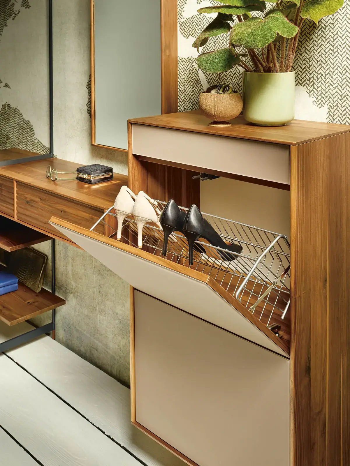 Garderobe Lina mit geöffnetem Schuhauszug und einer Ablage aus Holz