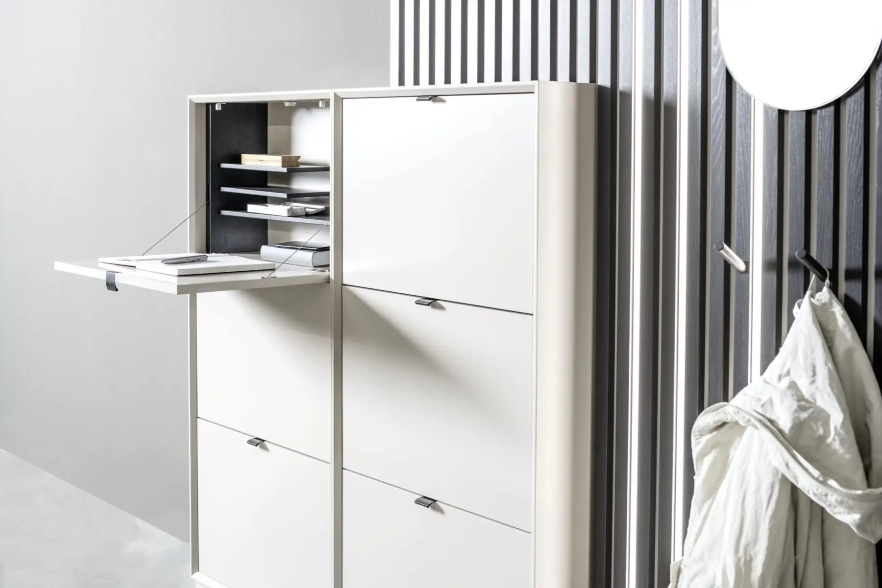 Garderobenschrank Modo mit geöffneten Schuhkippern