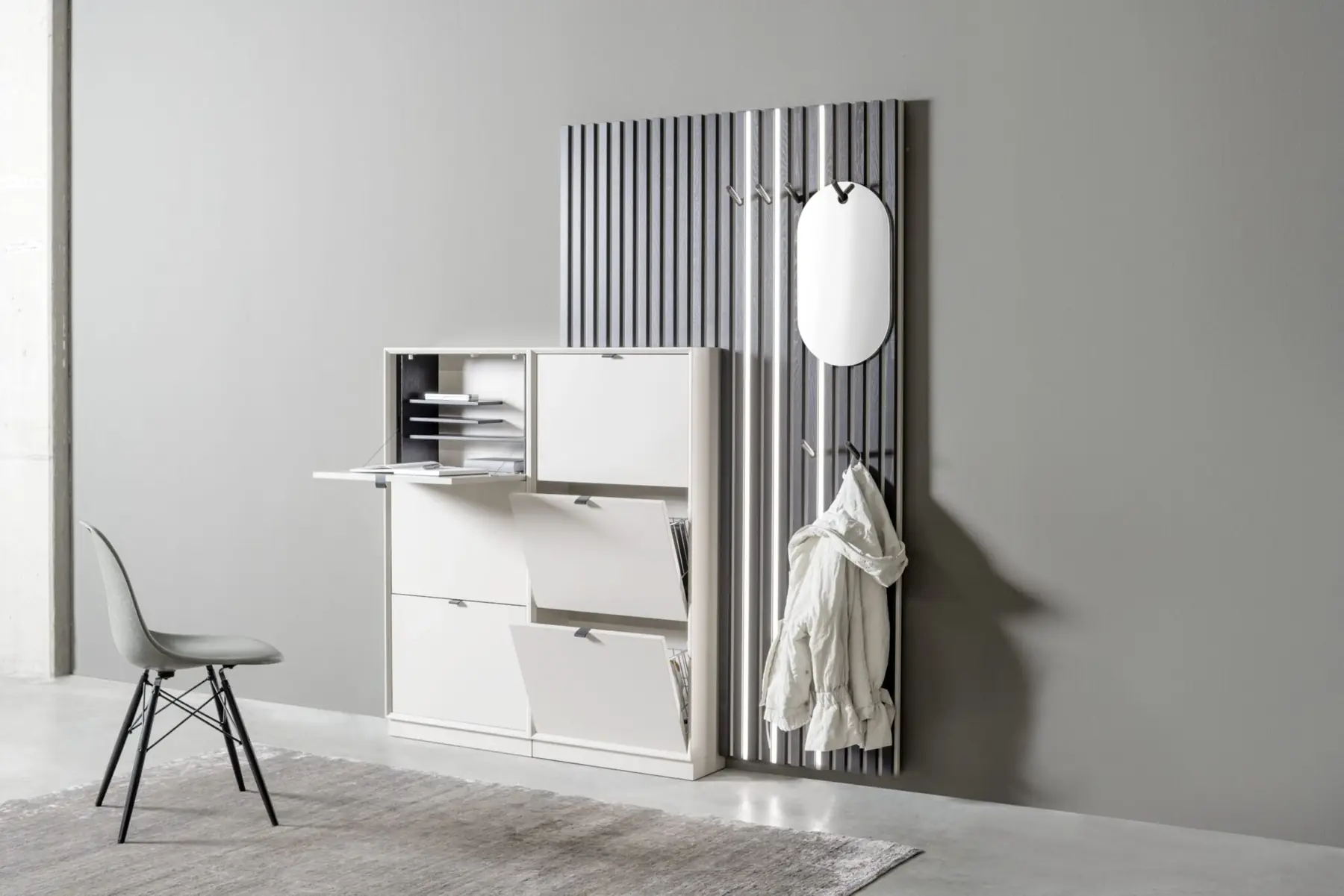 Garderobe Modo mit Klappsekretär und geripptem Wandpaneel