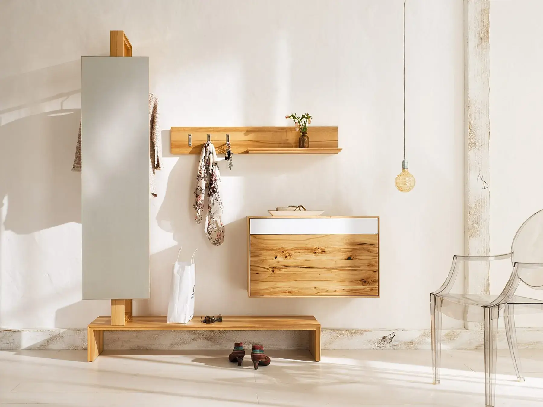 Garderobe Puro aus heller Naturbuche mit Sitzbank und Spiegel