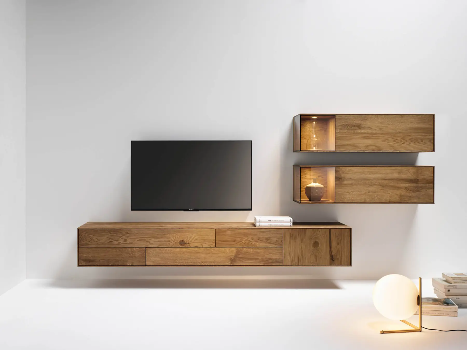 Schwebendes TV-Lowboard aus Holz mit zwei beleuchteten Hängeregalen