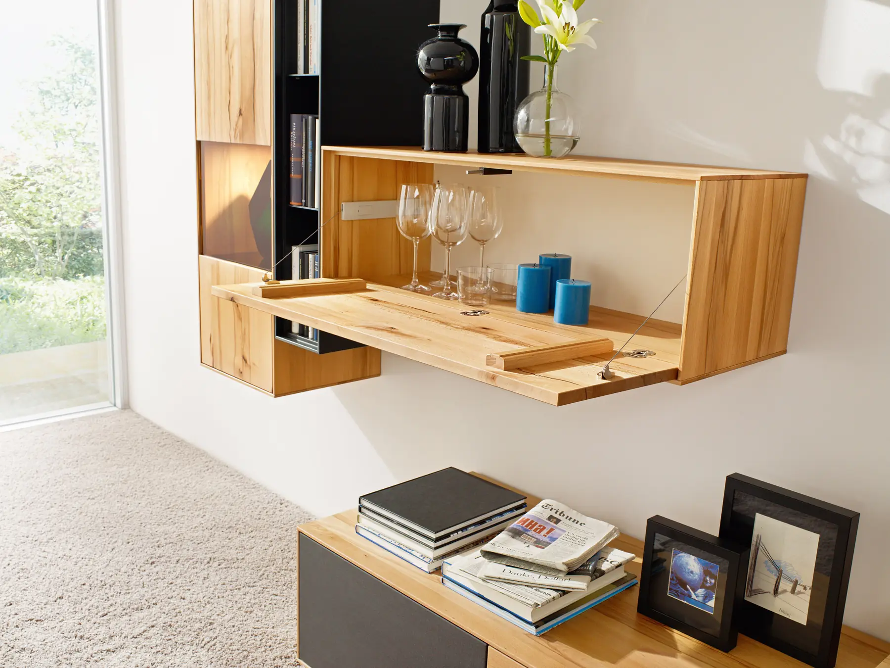 Aufgeklappter Wandsekretär aus Holz mit Arbeitsfläche und offenen Ablagefächern