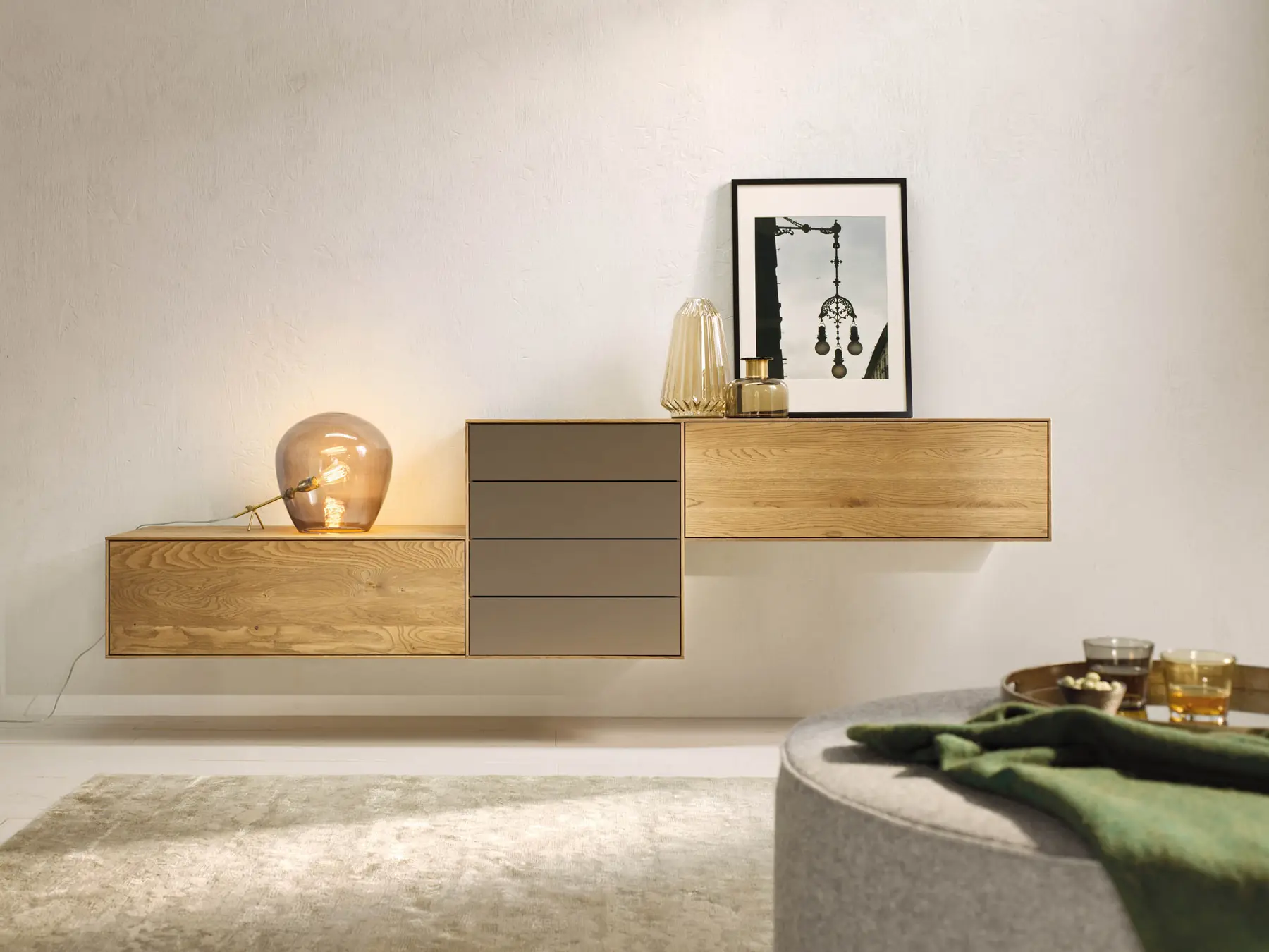 Schwebende Wohnkombination aus Holz mit steingrauen Glasfronten
