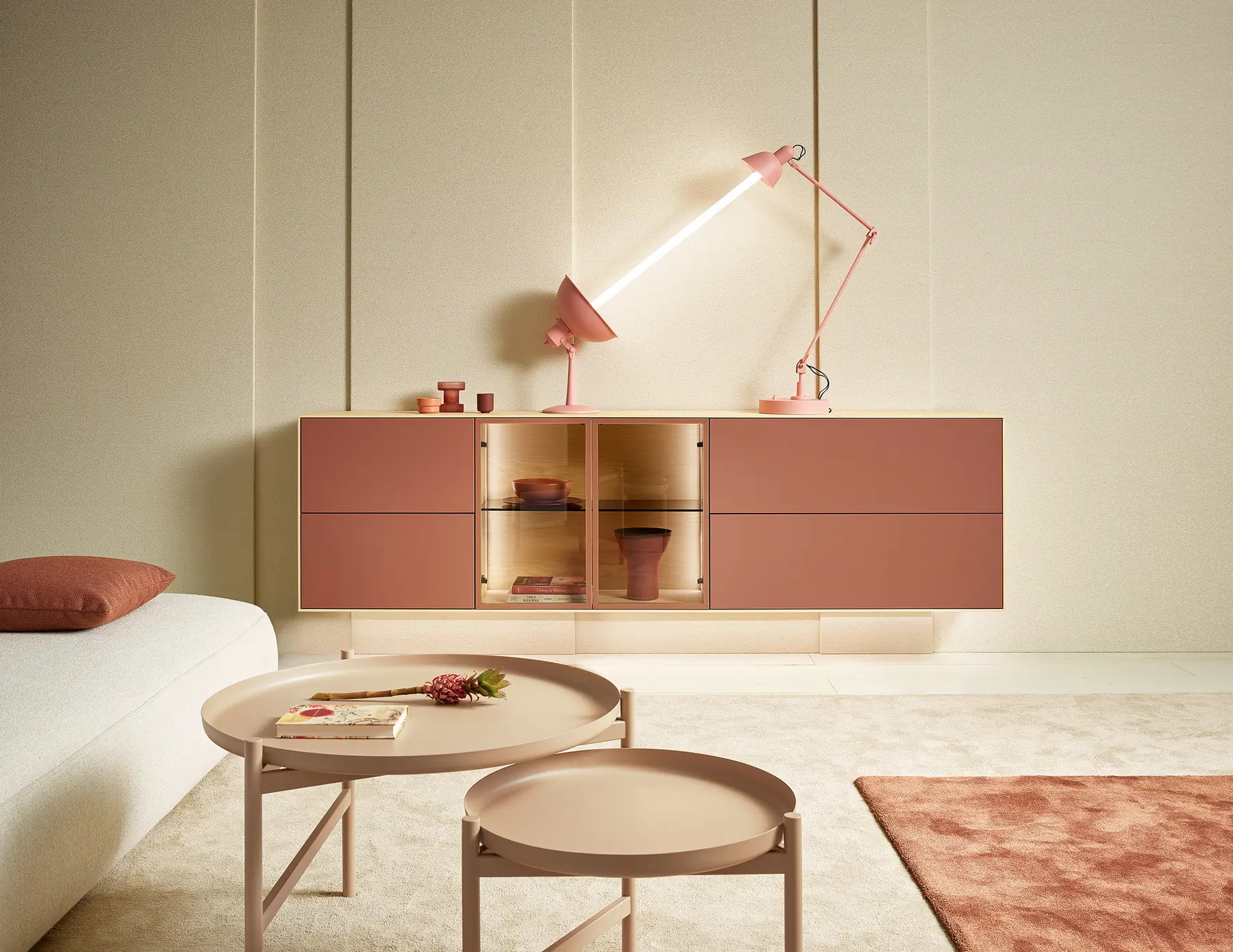 Rosafarbenes Hängesideboard mit offenen Fächern und verstellbarer Tischleuchte