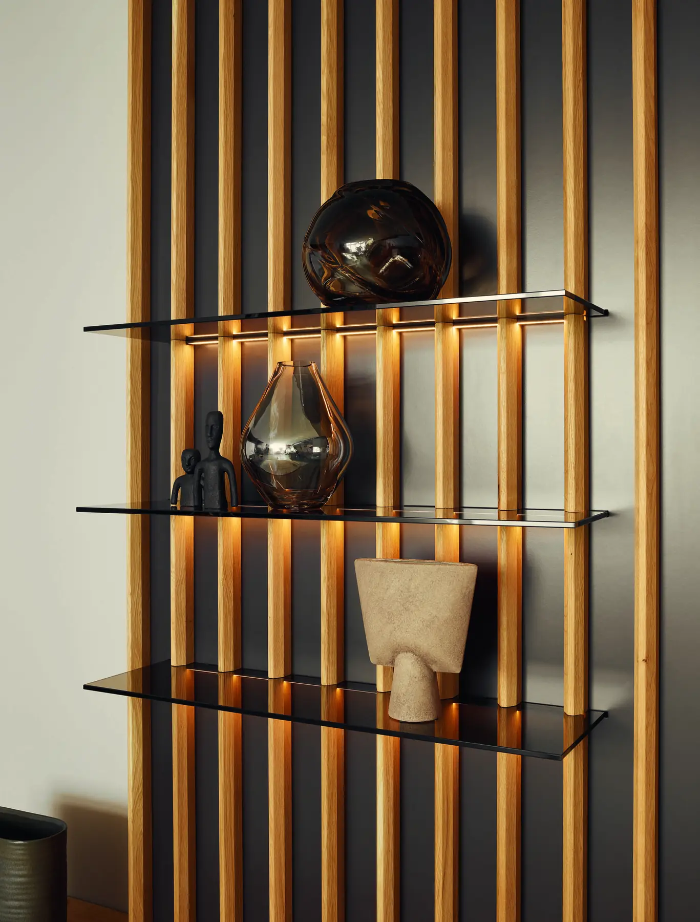 Detail der seitlich betrachteten Glasborde vor einer hellen Holzlamellenwand