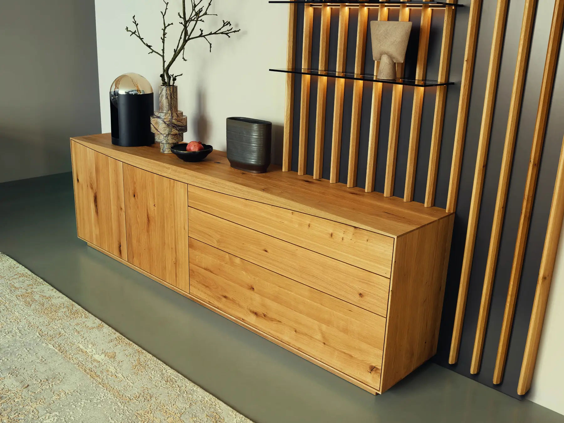 Nahansicht eines geschwungenen Holzlowboards mit Schubladen und Lamellenrückwand