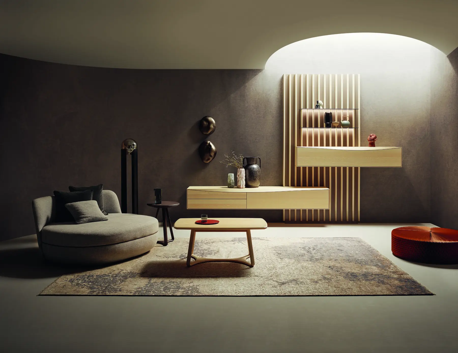 Dunkler Wohnraum mit beleuchteter Lamellenwand, schwebenden Möbeln und grauem Sofa