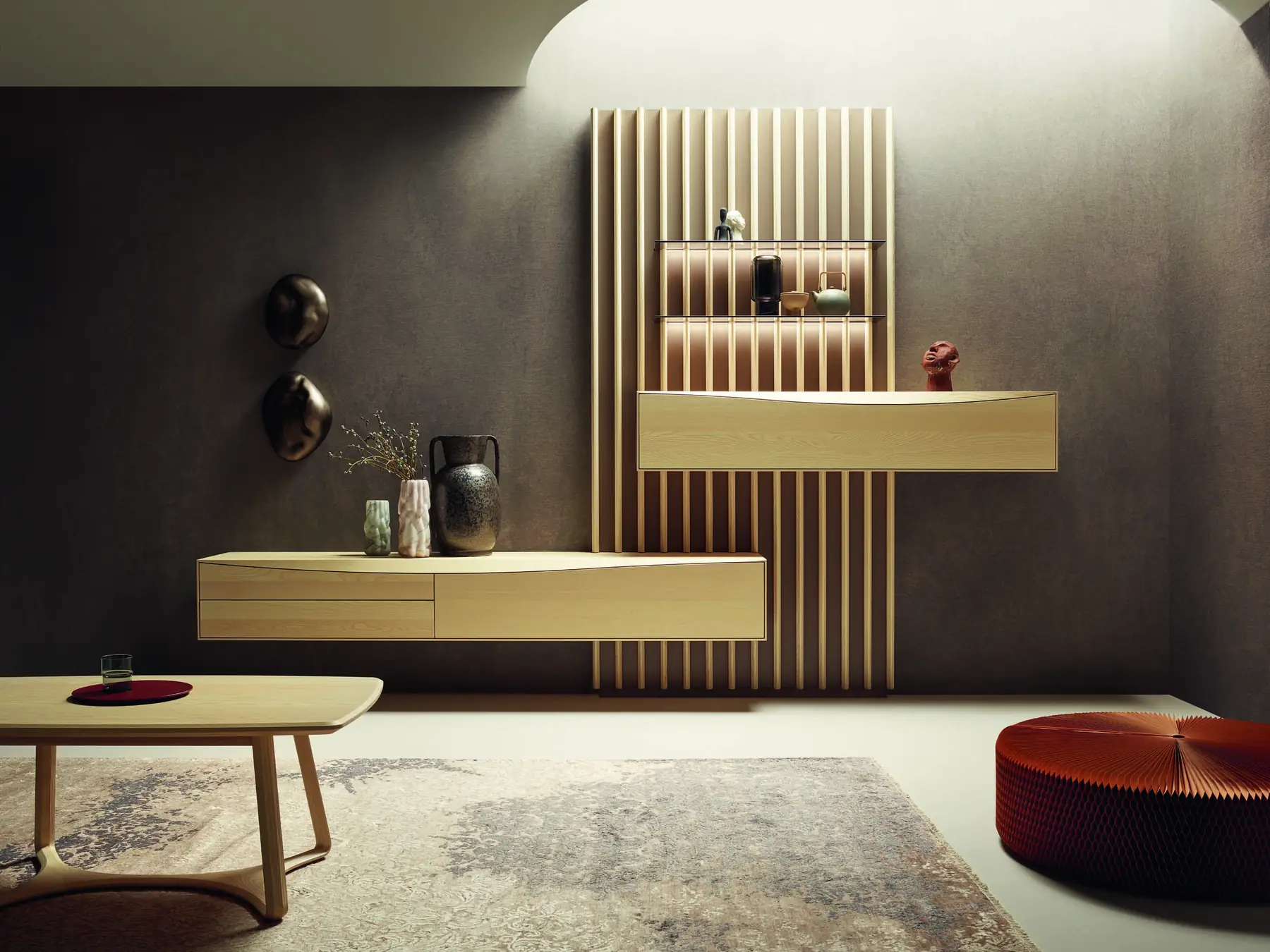 Schwebendes Lowboard und Wandregal vor einer beleuchteten Holzlamellenwand