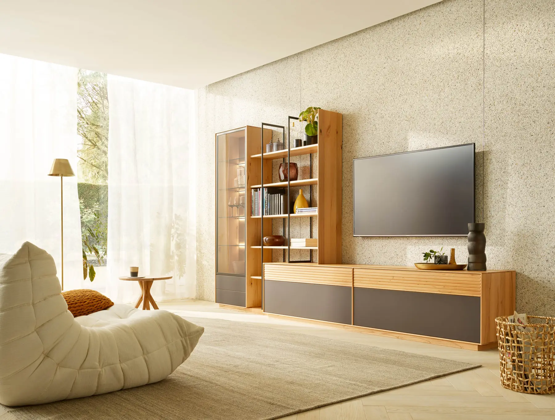 Helle Holzwohnwand mit Bücherregal, Fernseher und grauen Lowboardfronten
